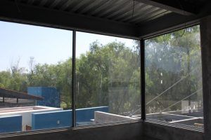 Ventana PVC Fija en proceso instalación Casa Balvanera Querétaro WINDARQ