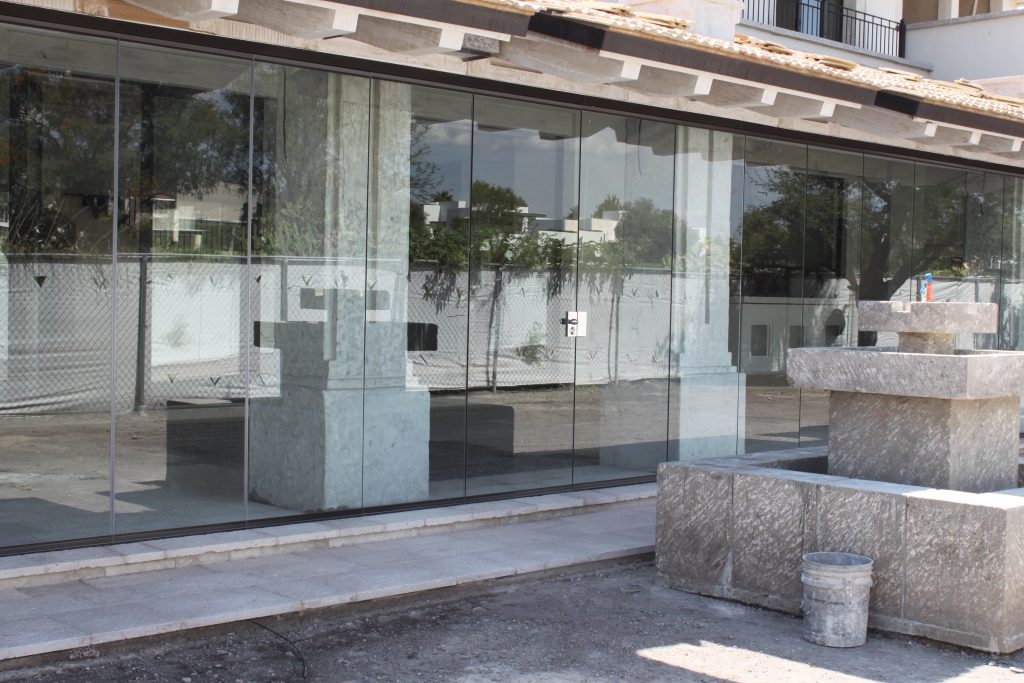 Vista puerta central desde exterior de terraza con cortina de cristal CLAROFLEX por WINDARQ