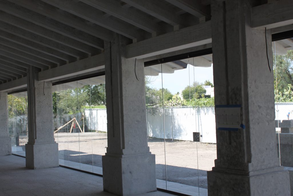 Vista puerta central desde interior de terraza con cortina de cristal CLAROFLEX por WINDARQ