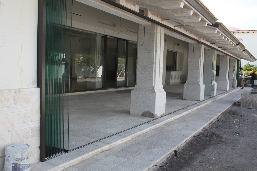 Operario comprobando cortina de cristal CLAROFLEX por WINDARQ
