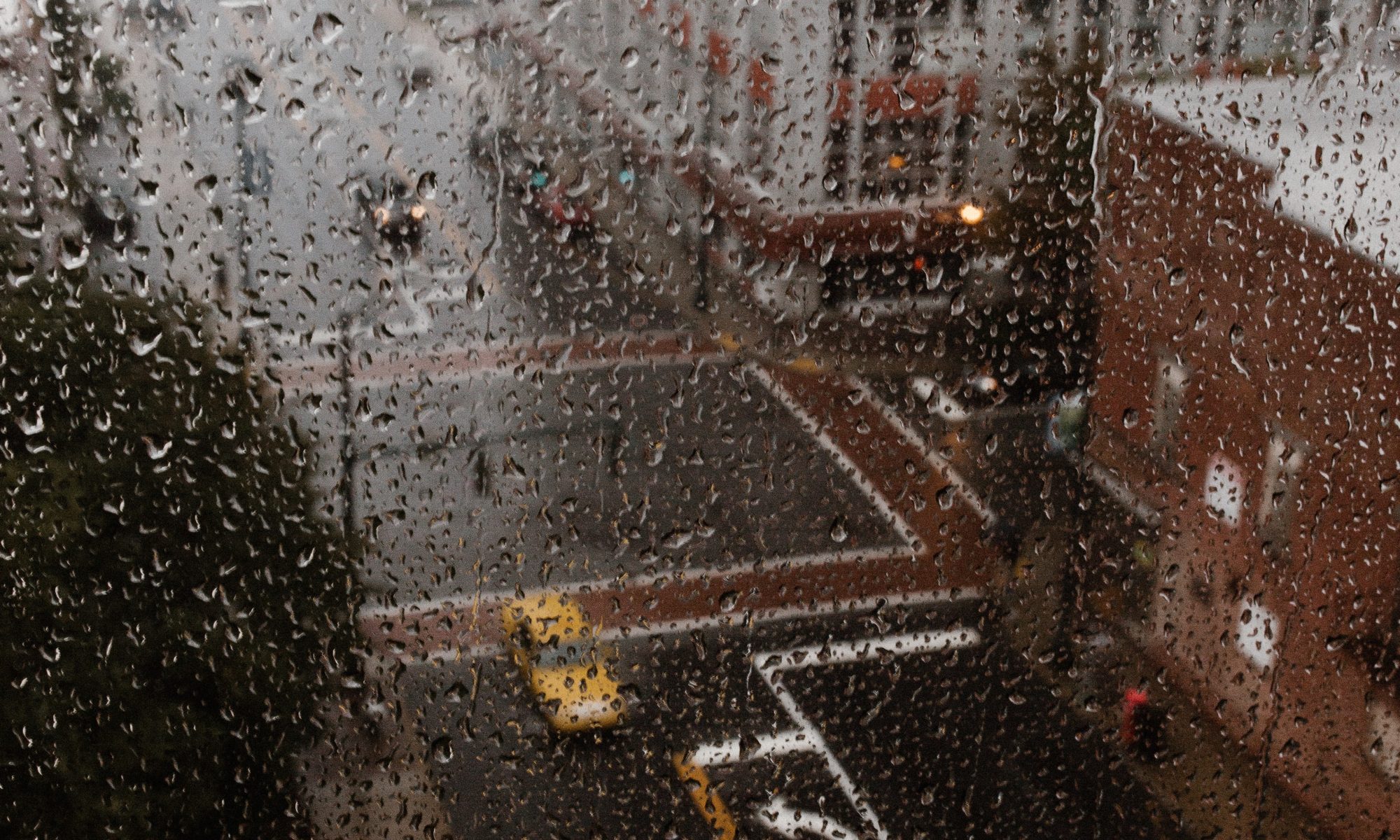 Lluvia en las calles de Nueva York a través de la ventana de PVC WINDARQ