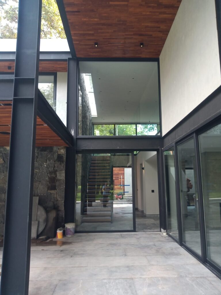 Ventanas, puertas y canceles de PVC suministrados por Windarq